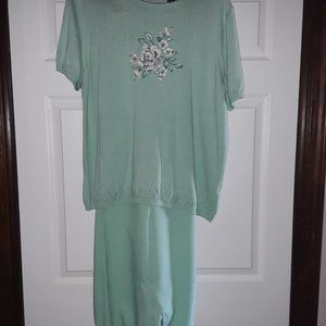 Alfred Dunner 2-piece outfit; pants and sweater